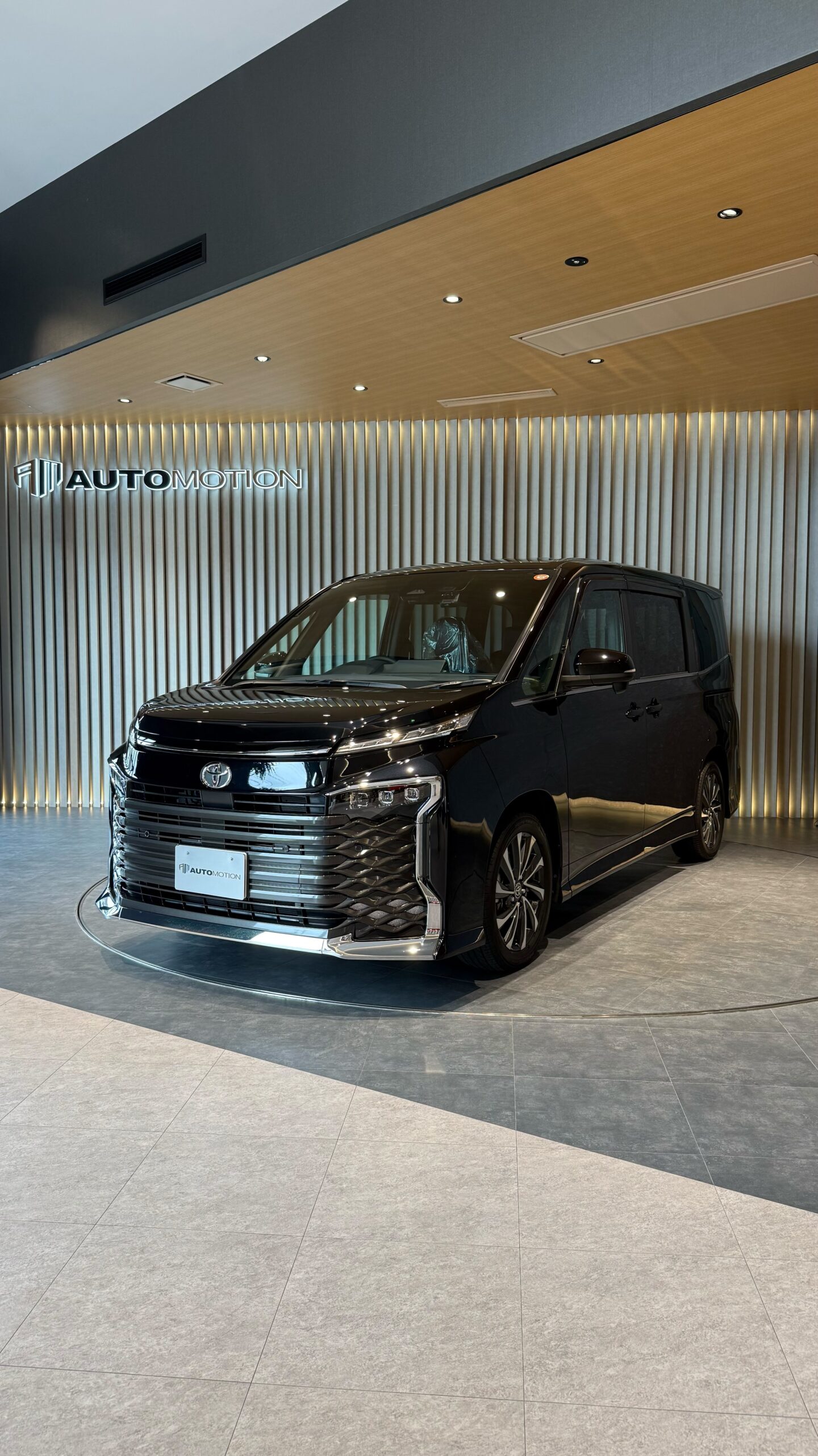 10月18日：ご納車 T様 ヴォクシー