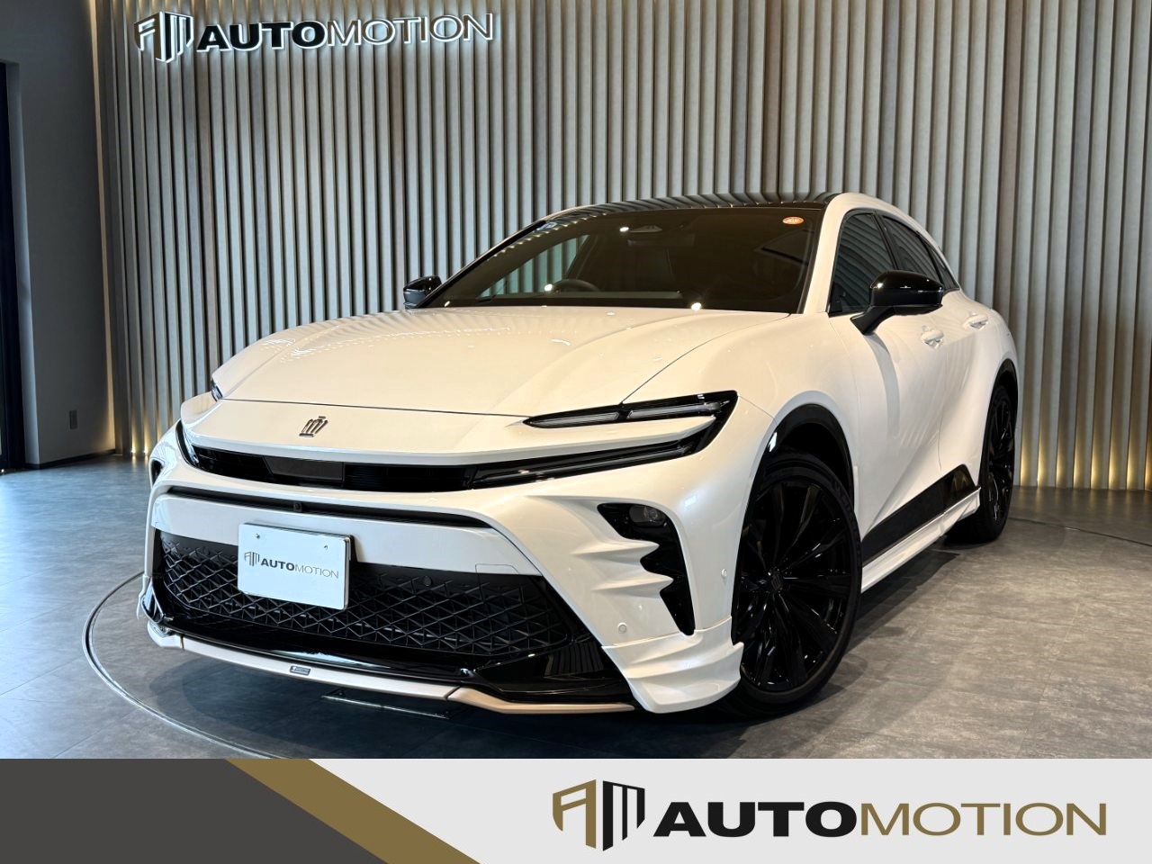クラウンスポーツ　白　R6　0.9万km